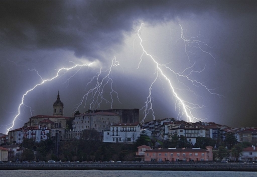 [ Juin 2012 ] Thème : Ambiance d'orage
"Fontarrabie" par donapaleu
