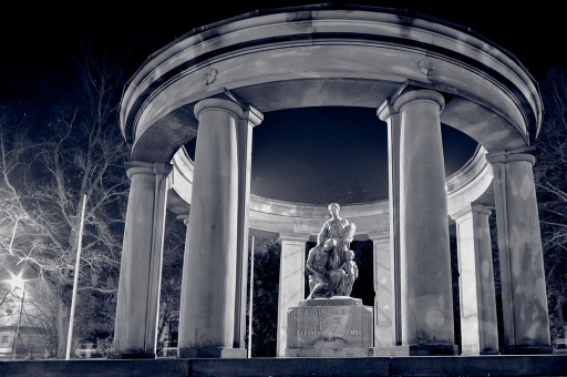 2012-03-05 / Vinny
Par Vinny dans  Noir et Blanc, Sepia et desaturation partielle 
